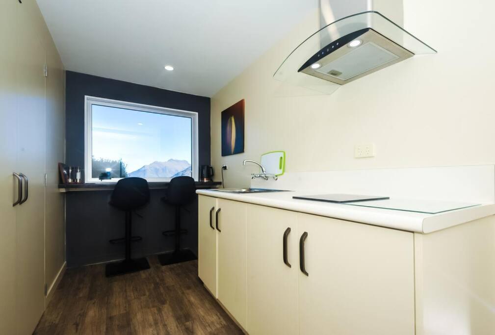 Lovely Apartment- Amazing Lake & Mountain Views 퀸즈타운 외부 사진